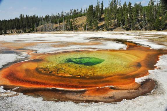 Lindas piscinas coloridas, de águas transparentes e ferventes, na área do Old Faithful, no Yellowstone National Park, em Wyoming, nos Estados Unidos